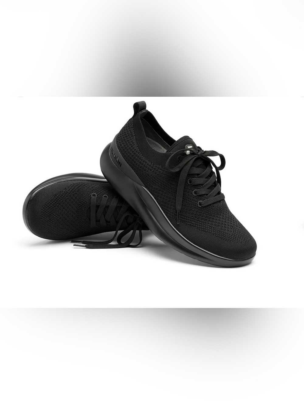 NWT MOSHN LEAP WOMEN’S BLACK/BLACK SNEAKER - SZ 6